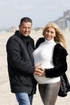 Scheveningen 22 oktober 2020
Samantha de Jong ( Barbie) hoogzwanger op het strand met partner Gerrit