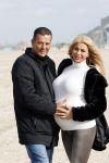 Scheveningen 22 oktober 2020
Samantha de Jong ( Barbie) hoogzwanger op het strand met partner Gerrit