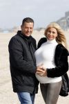 Scheveningen 22 oktober 2020
Samantha de Jong ( Barbie) hoogzwanger op het strand met partner Gerrit