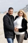 Scheveningen 22 oktober 2020
Samantha de Jong ( Barbie) hoogzwanger op het strand met partner Gerrit