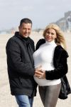 Scheveningen 22 oktober 2020
Samantha de Jong ( Barbie) hoogzwanger op het strand met partner Gerrit