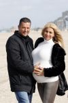 Scheveningen 22 oktober 2020
Samantha de Jong ( Barbie) hoogzwanger op het strand met partner Gerrit