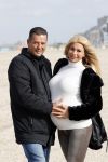 Scheveningen 22 oktober 2020
Samantha de Jong ( Barbie) hoogzwanger op het strand met partner Gerrit
