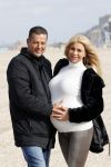 Scheveningen 22 oktober 2020
Samantha de Jong ( Barbie) hoogzwanger op het strand met partner Gerrit