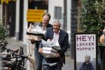 Amsterdam 27 oktober 2020
Sjaak Swart en zijn vrouw kopen bloemen in Amsterdam zuid