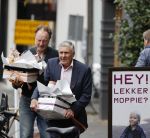 Amsterdam 27 oktober 2020
Sjaak Swart en zijn vrouw kopen bloemen in Amsterdam zuid
