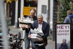 Amsterdam 27 oktober 2020
Sjaak Swart en zijn vrouw kopen bloemen in Amsterdam zuid