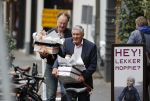Amsterdam 27 oktober 2020
Sjaak Swart en zijn vrouw kopen bloemen in Amsterdam zuid