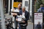 Amsterdam 27 oktober 2020
Sjaak Swart en zijn vrouw kopen bloemen in Amsterdam zuid