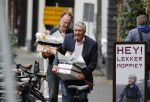 Amsterdam 27 oktober 2020
Sjaak Swart en zijn vrouw kopen bloemen in Amsterdam zuid
