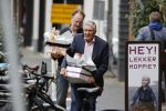 Amsterdam 27 oktober 2020
Sjaak Swart en zijn vrouw kopen bloemen in Amsterdam zuid