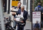 Amsterdam 27 oktober 2020
Sjaak Swart en zijn vrouw kopen bloemen in Amsterdam zuid