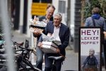 Amsterdam 27 oktober 2020
Sjaak Swart en zijn vrouw kopen bloemen in Amsterdam zuid
