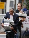 Amsterdam 27 oktober 2020
Sjaak Swart en zijn vrouw kopen bloemen in Amsterdam zuid