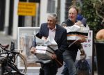 Amsterdam 27 oktober 2020
Sjaak Swart en zijn vrouw kopen bloemen in Amsterdam zuid