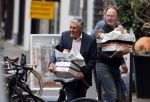 Amsterdam 27 oktober 2020
Sjaak Swart en zijn vrouw kopen bloemen in Amsterdam zuid