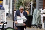 Amsterdam 27 oktober 2020
Sjaak Swart en zijn vrouw kopen bloemen in Amsterdam zuid