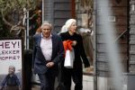 Amsterdam 27 oktober 2020
Sjaak Swart en zijn vrouw kopen bloemen in Amsterdam zuid