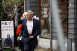 Amsterdam 27 oktober 2020
Sjaak Swart en zijn vrouw kopen bloemen in Amsterdam zuid