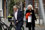 Amsterdam 27 oktober 2020
Sjaak Swart en zijn vrouw kopen bloemen in Amsterdam zuid