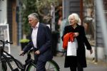 Amsterdam 27 oktober 2020
Sjaak Swart en zijn vrouw kopen bloemen in Amsterdam zuid