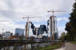 Amsterdam 1 november 2020
Ouders wachten / kijken vanaf weg buiten sportcomplex AFC naar voetbal van hun kinderen. Door xorona mogen ze niet op het sportpark