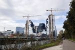 Amsterdam 1 november 2020
Ouders wachten / kijken vanaf weg buiten sportcomplex AFC naar voetbal van hun kinderen. Door xorona mogen ze niet op het sportpark