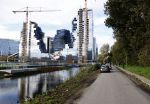 Amsterdam 1 november 2020
Ouders wachten / kijken vanaf weg buiten sportcomplex AFC naar voetbal van hun kinderen. Door xorona mogen ze niet op het sportpark