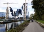 Amsterdam 1 november 2020
Ouders wachten / kijken vanaf weg buiten sportcomplex AFC naar voetbal van hun kinderen. Door xorona mogen ze niet op het sportpark