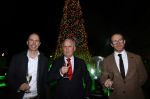 Noordwijk 5 november 2020
Harry Mens steekt de lichten van de kerstboom bij Hotel Huis ter Duin aan dit jaar. harry met Noorlander en Stephan Stokkermans