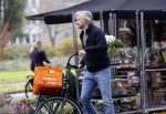 Amsterdam 5 november 2020
Victor Reinier op de fiets in Amsterdam zuid