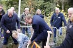 Alphen aan de Rijn 10 november 2021
Prinses Irene opent de Nationale Boomfeestdag. Samen met haar zoon prins Carlos, haar dochter prinses Margarita, schoondochter Viktoria en kleinkinderen plantte ze een Levensboom (een populier) in haar eigen Prinses IreneBos. Sterre Koning trad op . Albert Verlinde