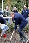 Alphen aan de Rijn 10 november 2021
Prinses Irene opent de Nationale Boomfeestdag. Samen met haar zoon prins Carlos, haar dochter prinses Margarita, schoondochter Viktoria en kleinkinderen plantte ze een Levensboom (een populier) in haar eigen Prinses IreneBos. Sterre Koning trad op . Albert Verlinde