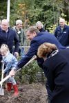 Alphen aan de Rijn 10 november 2021
Prinses Irene opent de Nationale Boomfeestdag. Samen met haar zoon prins Carlos, haar dochter prinses Margarita, schoondochter Viktoria en kleinkinderen plantte ze een Levensboom (een populier) in haar eigen Prinses IreneBos. Sterre Koning trad op . Albert Verlinde