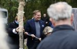 Alphen aan de Rijn 10 november 2021
Prinses Irene opent de Nationale Boomfeestdag. Samen met haar zoon prins Carlos, haar dochter prinses Margarita, schoondochter Viktoria en kleinkinderen plantte ze een Levensboom (een populier) in haar eigen Prinses IreneBos. Sterre Koning trad op . Albert Verlinde
