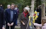 Alphen aan de Rijn 10 november 2021
Prinses Irene opent de Nationale Boomfeestdag. Samen met haar zoon prins Carlos, haar dochter prinses Margarita, schoondochter Viktoria en kleinkinderen plantte ze een Levensboom (een populier) in haar eigen Prinses IreneBos. Sterre Koning trad op . Albert Verlinde
