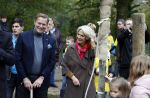 Alphen aan de Rijn 10 november 2021
Prinses Irene opent de Nationale Boomfeestdag. Samen met haar zoon prins Carlos, haar dochter prinses Margarita, schoondochter Viktoria en kleinkinderen plantte ze een Levensboom (een populier) in haar eigen Prinses IreneBos. Sterre Koning trad op . Albert Verlinde
