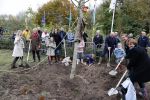 Alphen aan de Rijn 10 november 2021
Prinses Irene opent de Nationale Boomfeestdag. Samen met haar zoon prins Carlos, haar dochter prinses Margarita, schoondochter Viktoria en kleinkinderen plantte ze een Levensboom (een populier) in haar eigen Prinses IreneBos. Sterre Koning trad op . Albert Verlinde