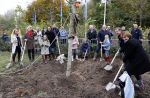 Alphen aan de Rijn 10 november 2021
Prinses Irene opent de Nationale Boomfeestdag. Samen met haar zoon prins Carlos, haar dochter prinses Margarita, schoondochter Viktoria en kleinkinderen plantte ze een Levensboom (een populier) in haar eigen Prinses IreneBos. Sterre Koning trad op . Albert Verlinde
