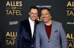 Amsterdam 1 november 2021
Premiere alles op tafel in het deLamar theater.
Barry paf met partner