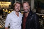 Amsterdam 30 oktober 2021
Boekpresentatie Jim bakkum in hotel Krasnapolsy.
Jim reikt het eerste boek uit aan zijn kinderen. Ook zijn vrouw Bettina Holwerda is natuurlijk aanwezig. carlo Boszhard kwam met zijn partner Herald