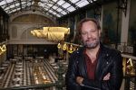 Amsterdam 30 oktober 2021
Boekpresentatie Jim bakkum in hotel Krasnapolsy.
Jim reikt het eerste boek uit aan zijn kinderen. Ook zijn vrouw Bettina Holwerda is natuurlijk aanwezig. carlo Boszhard kwam met zijn partner Herald