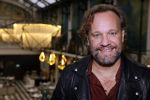 Amsterdam 30 oktober 2021
Boekpresentatie Jim bakkum in hotel Krasnapolsy.
Jim reikt het eerste boek uit aan zijn kinderen. Ook zijn vrouw Bettina Holwerda is natuurlijk aanwezig. carlo Boszhard kwam met zijn partner Herald