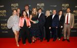 Amsterdam 1 november 2021
Premiere alles op tafel in het deLamar theater.
Aiko Beemsterboer, Eva Crutzen, Diederik Ebbinge, Linda de Mol, Peter Paul Muller, Will Koopman, Frank Houtappels, Lies Visschedijk en Ramsey Nasr tijdens de photocall van de premiere van de film Alles Op Tafel.
