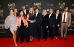 Amsterdam 1 november 2021
Premiere alles op tafel in het deLamar theater.
Aiko Beemsterboer, Eva Crutzen, Diederik Ebbinge, Linda de Mol, Peter Paul Muller, Will Koopman, Frank Houtappels, Lies Visschedijk en Ramsey Nasr tijdens de photocall van de premiere van de film Alles Op Tafel.