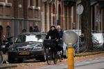 Amsterdam 6 november 2021
Chazia Mourali met haar man Marc Schroder op de fiets in Amsterdam zuid