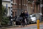 Amsterdam 6 november 2021
Chazia Mourali met haar man Marc Schroder op de fiets in Amsterdam zuid