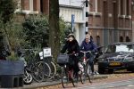 Amsterdam 6 november 2021
Chazia Mourali met haar man Marc Schroder op de fiets in Amsterdam zuid