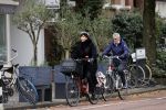 Amsterdam 6 november 2021
Chazia Mourali met haar man Marc Schroder op de fiets in Amsterdam zuid