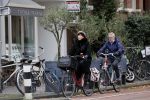 Amsterdam 6 november 2021
Chazia Mourali met haar man Marc Schroder op de fiets in Amsterdam zuid